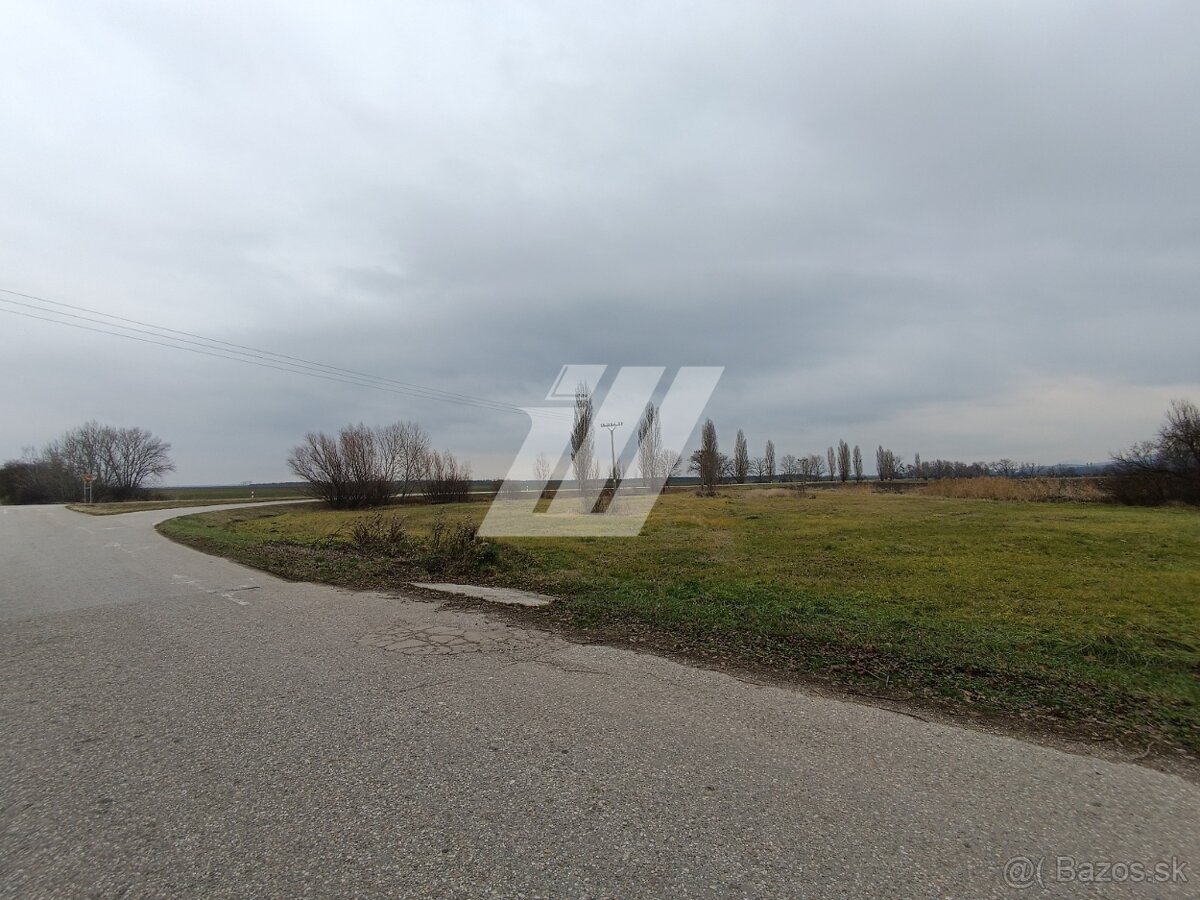 Na predaj: atraktívny pozemok pri hlavnej ceste
