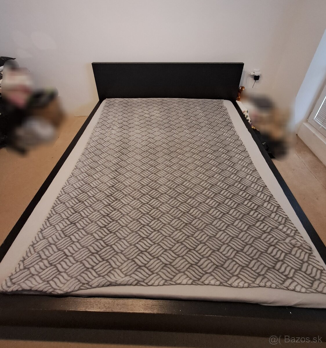 Posteľ + nočný stolík