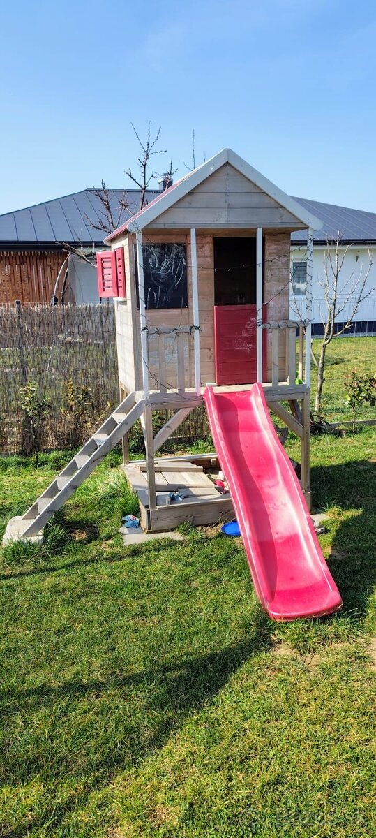 Detský drevený domček