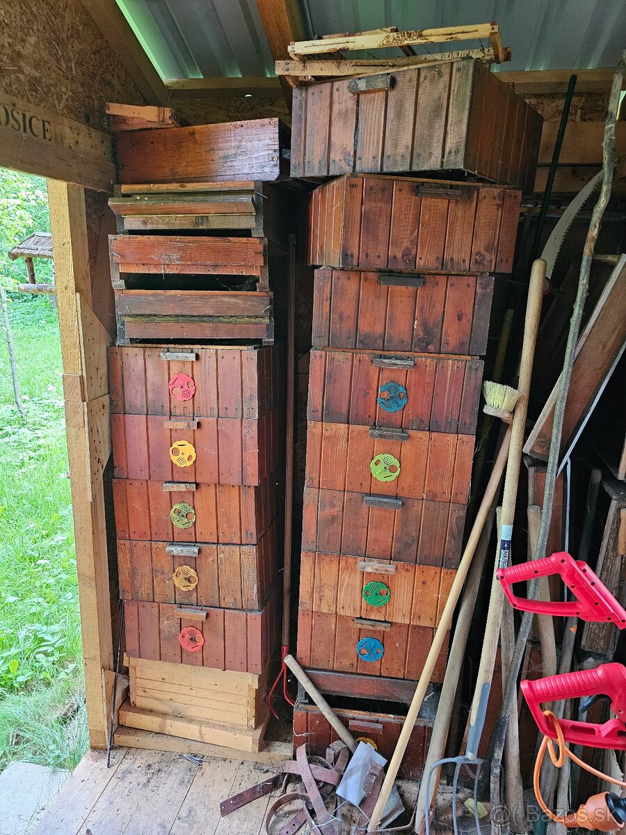 Kompletná výbava pre včelára - úle, medomet a viac