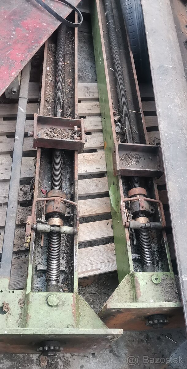 Predam dvojstlpovy starší zdvihák 2500kg ešte poctivé zelezo