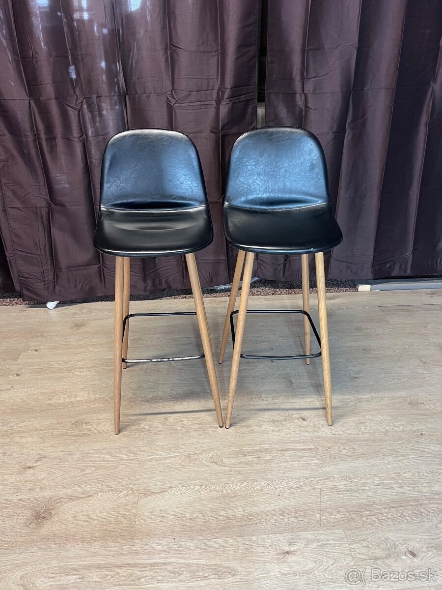 Barové stolicky , stôl .