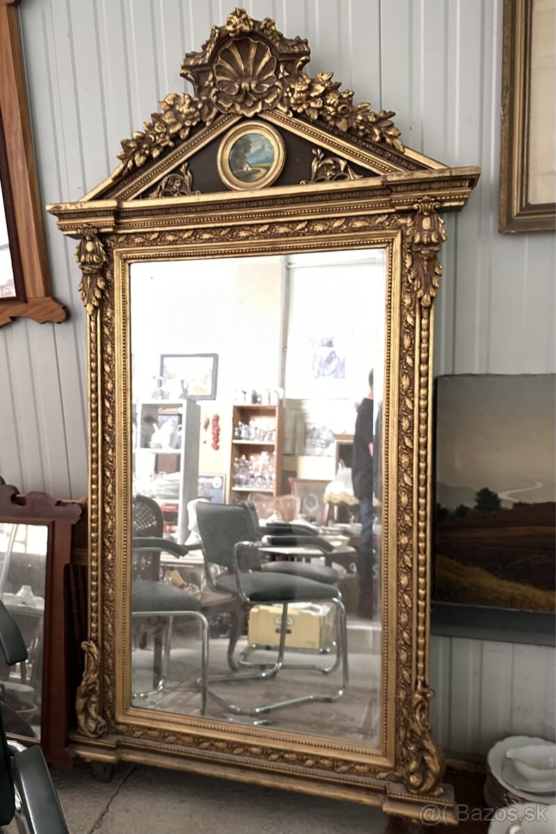 Zrkadlo v zdobenom starožitnom ráme