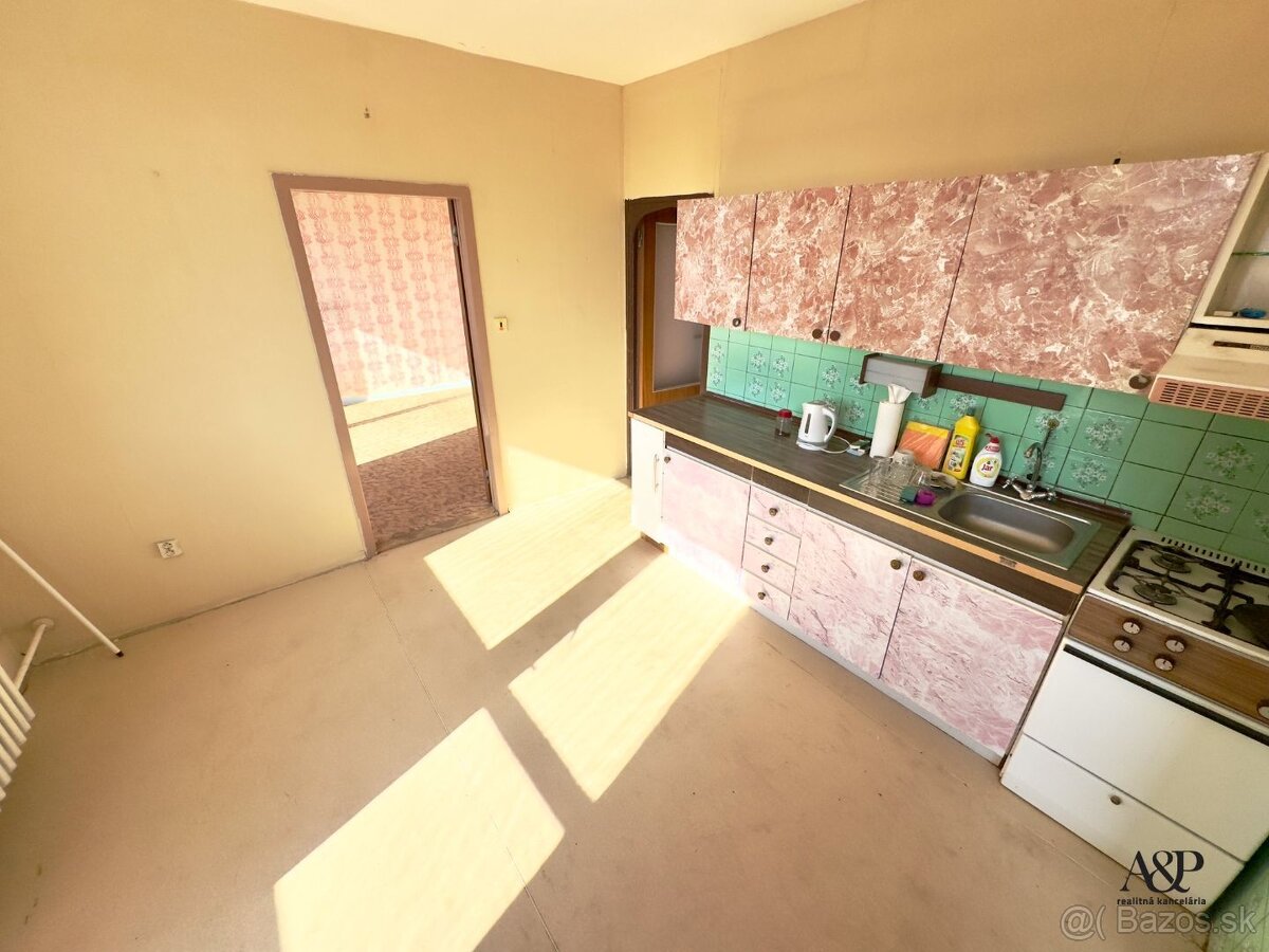 NA PREDAJ VEĽKÝ 3 IZB. BYT S LOGGIOU, 76M2, UL., JEDNORADOVÁ