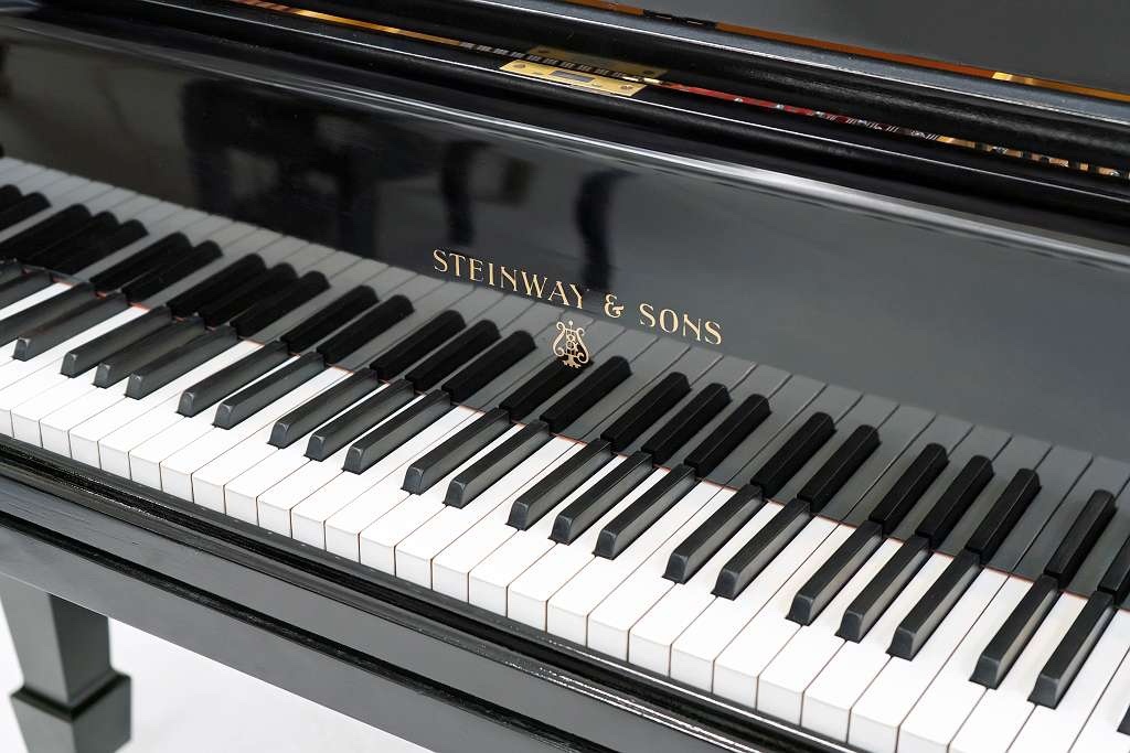 STEINWAY & SONS - O 180