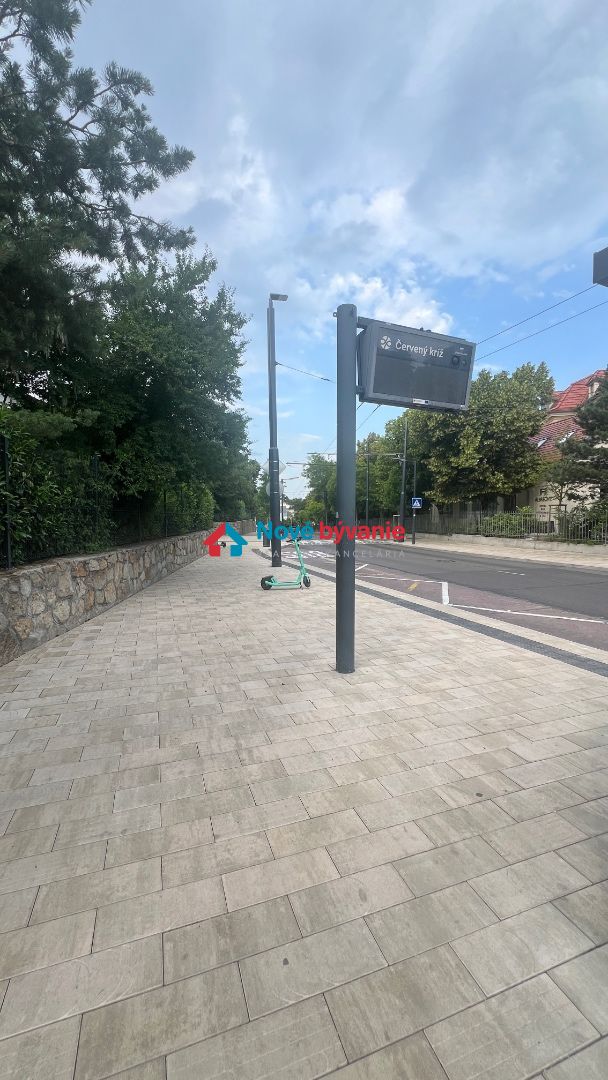 V LUKRATIVNEJ LOKALITE PREDAJ 9 izb. RD + DVOJGARÁŽ + ZÁHRA