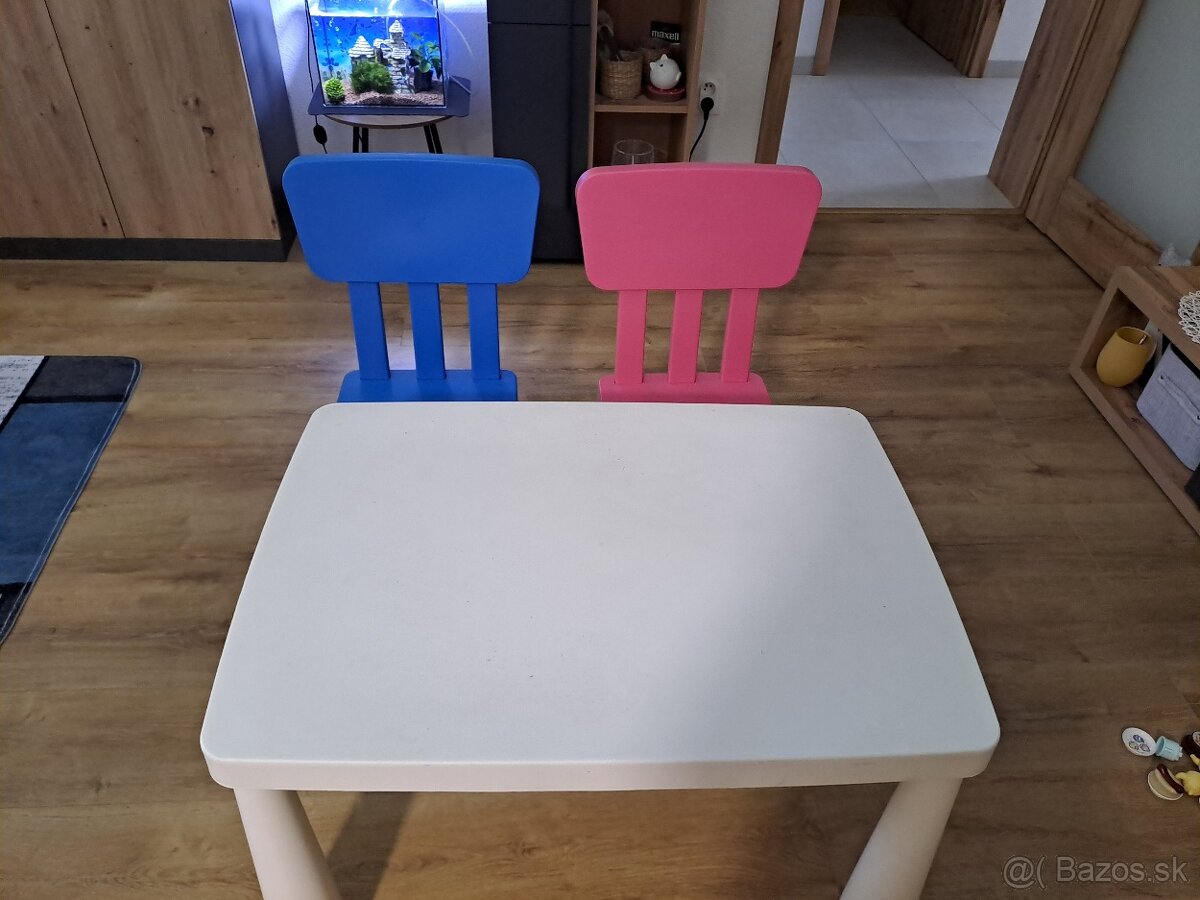 Predám stolík so stoličkami