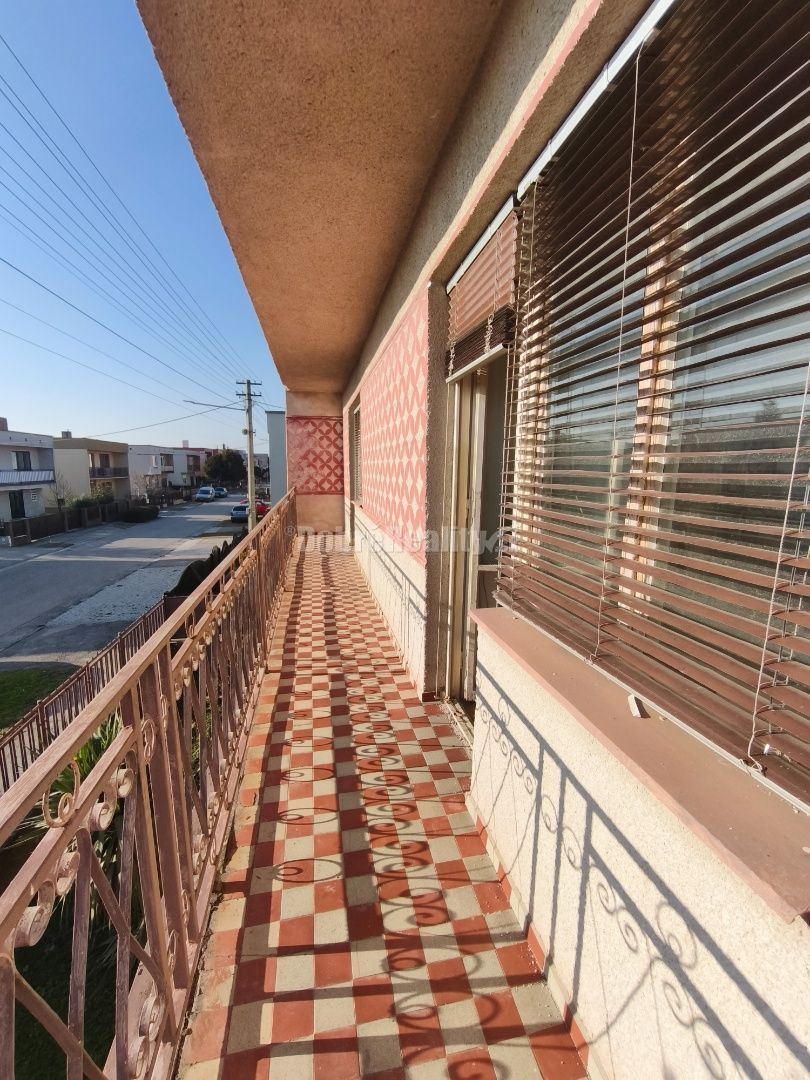 Priestranný ,slnečný rodinný dom v pôvodnom stave , vhodný n