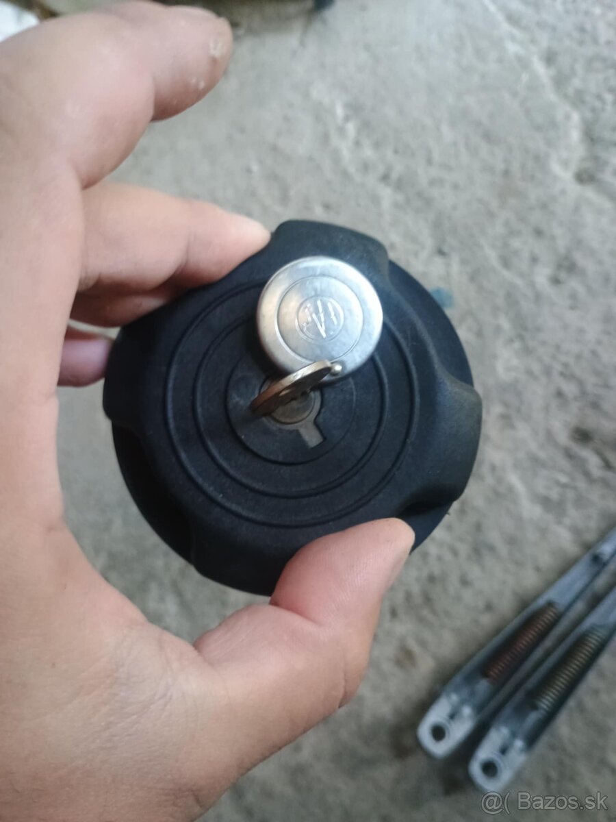 Predám uzáver nádrže škoda 105,120