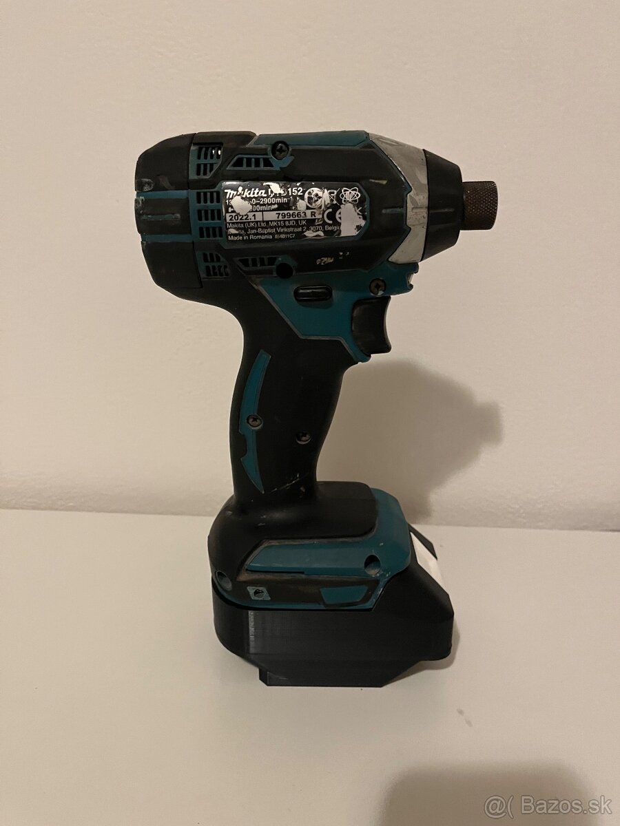 Predam adapter z Dewalt baterie na Makita naradie