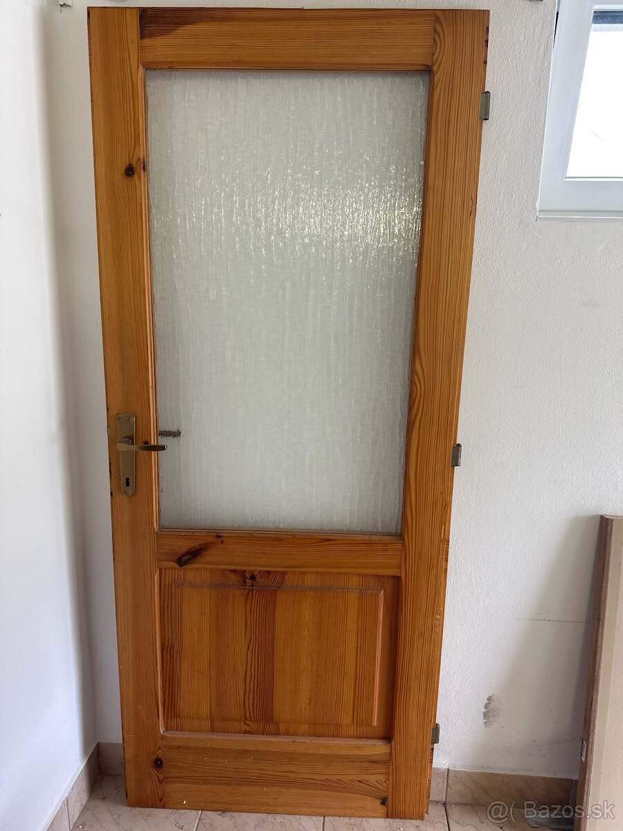 Krásne masívne drevené ľavé dvere