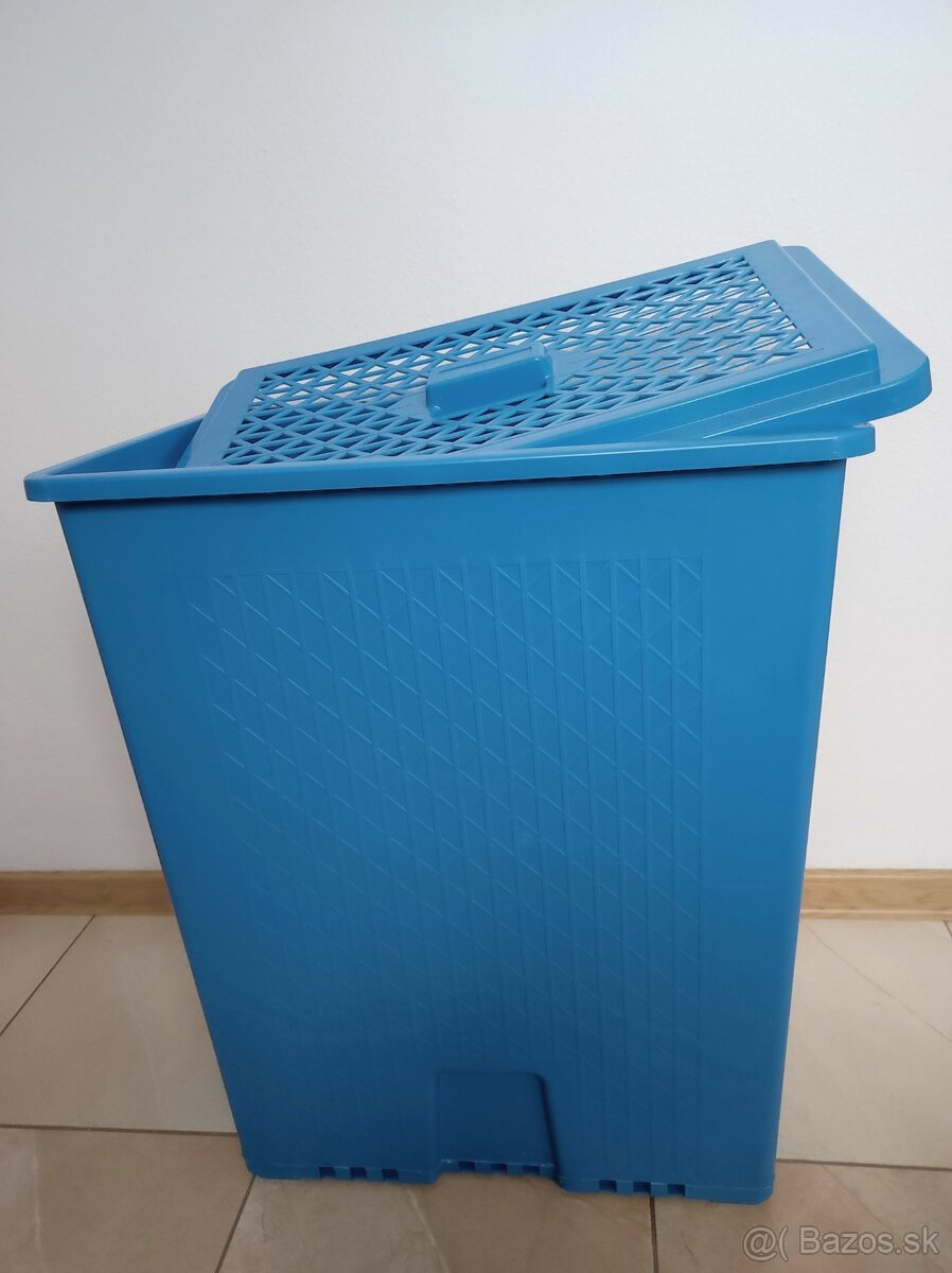 Sklenená polička, odpadový kôš, plastový kôš