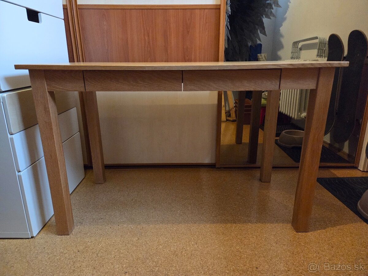 Elegantný písací stolík