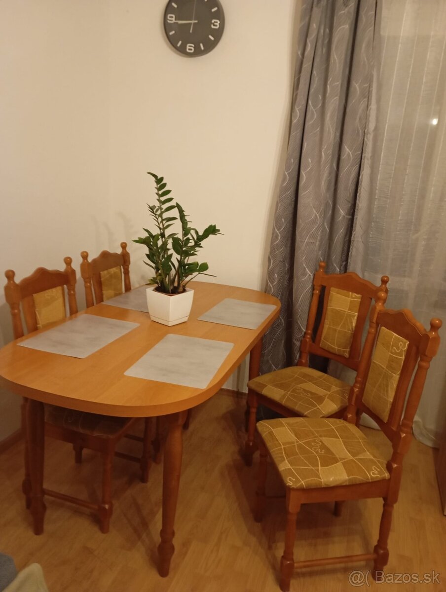 Jedálenský stôl + 6 stoličiek.