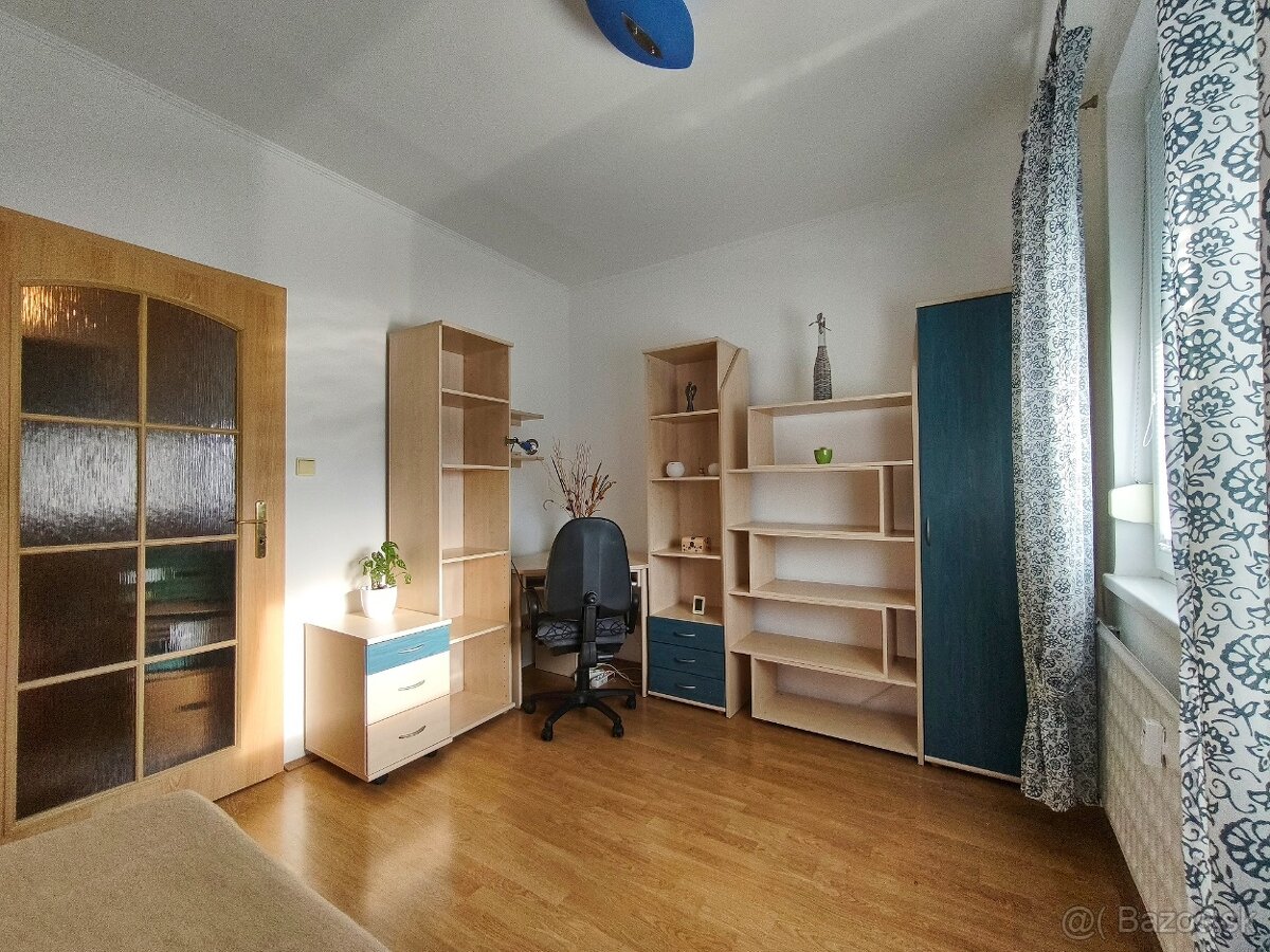 Slnečný 3-izbový byt neďaleko centra Levíc na prenájom