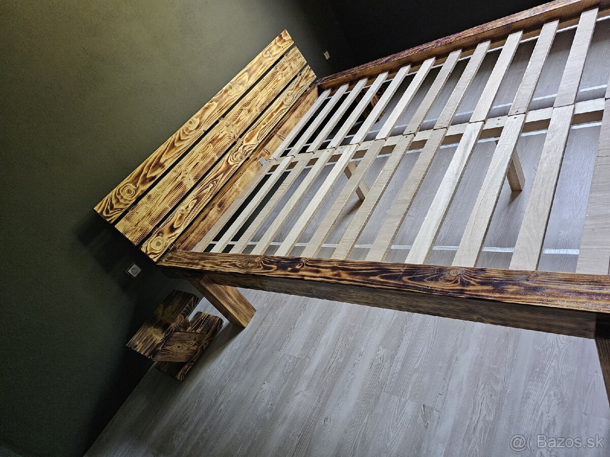 Masivna manželská postel