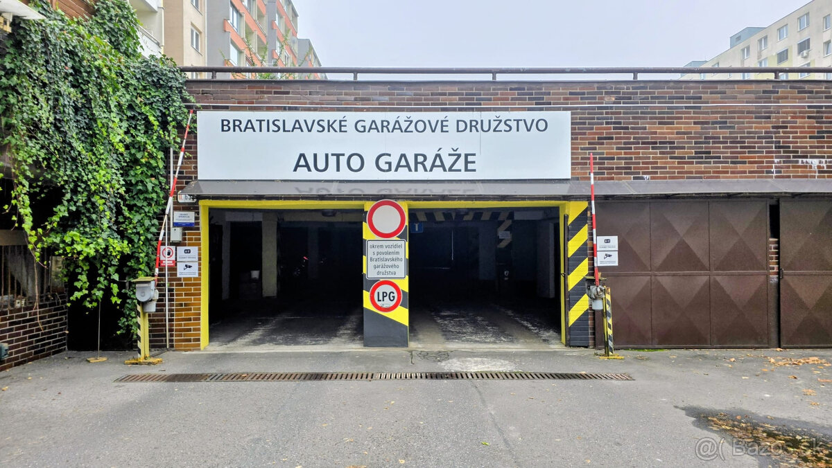 Parkovacie miesto v garážovom dome Stodolova v Ružinove