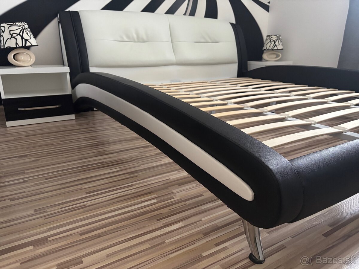 Posteľ, nočné stolíky, nočné lampy