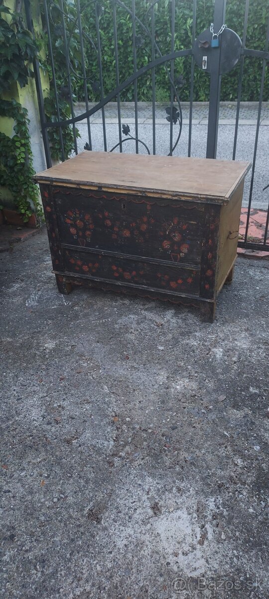 PREDÁM KRÁSNU MAĽOVANÚ ĽUDOVÚ TRUHLICU