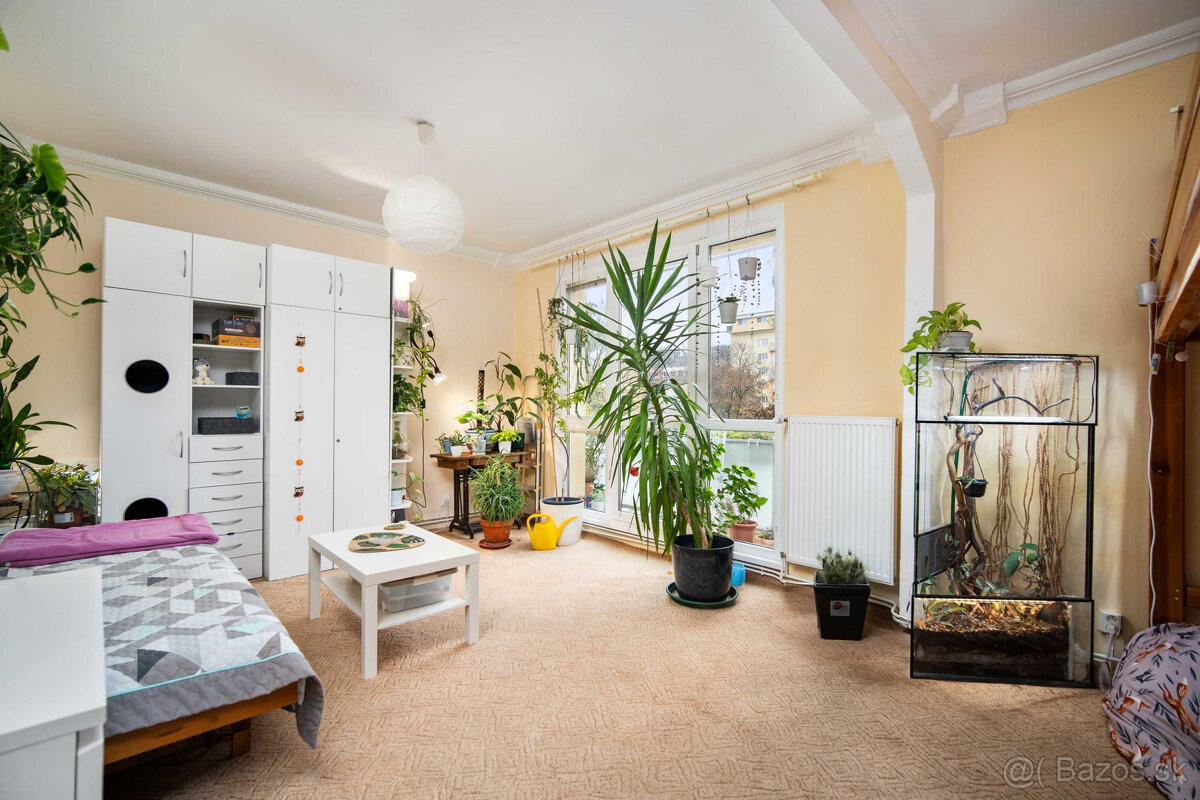 Krásny 1-izb. byt s veľkým balkónom – možnosť úpravy na 2+kk