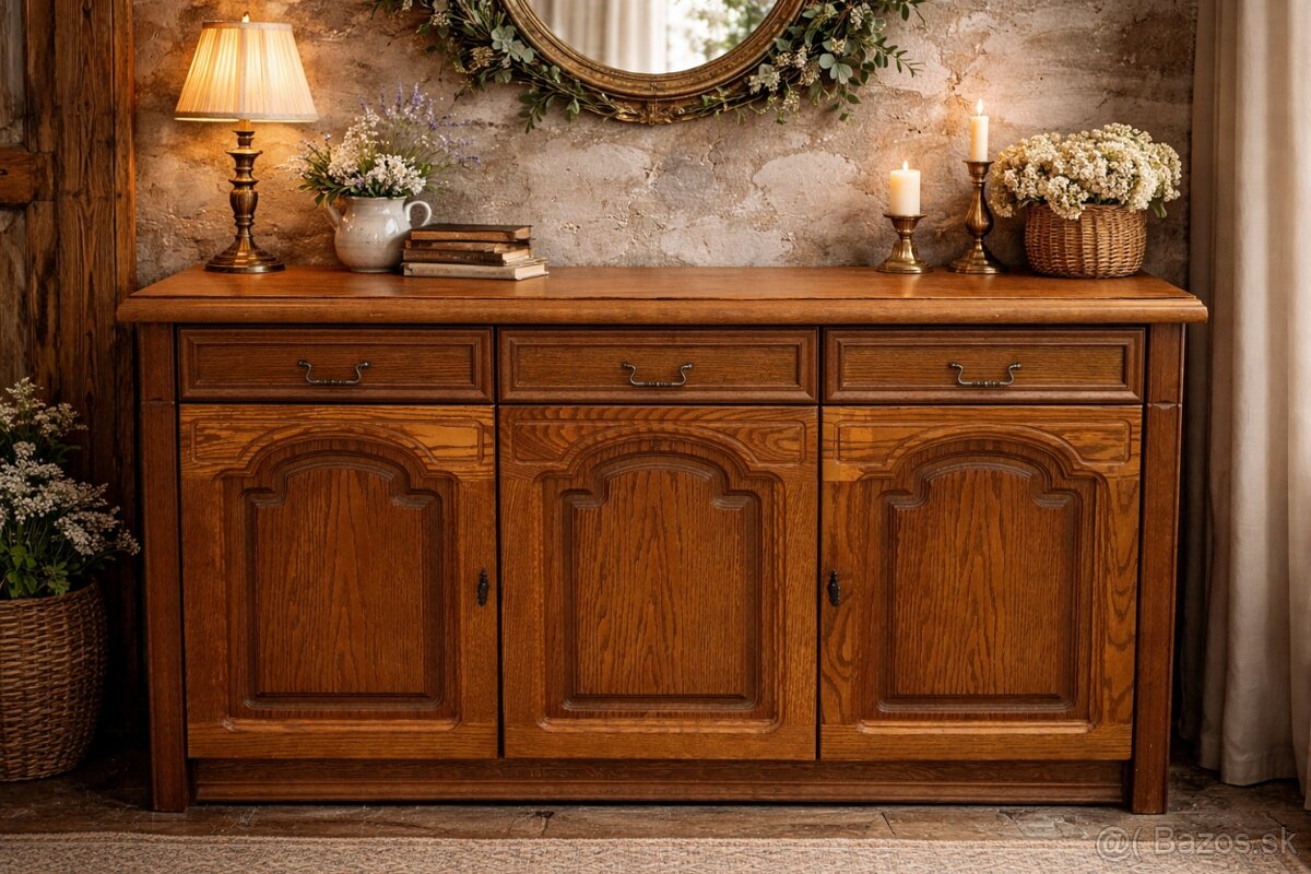 Rustikálna masivná komoda