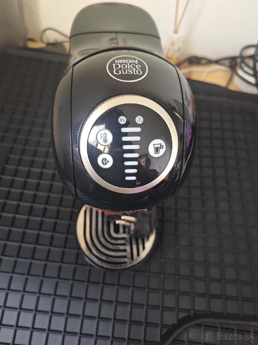 Predam kapsulo y kavovar Dolce Gusto