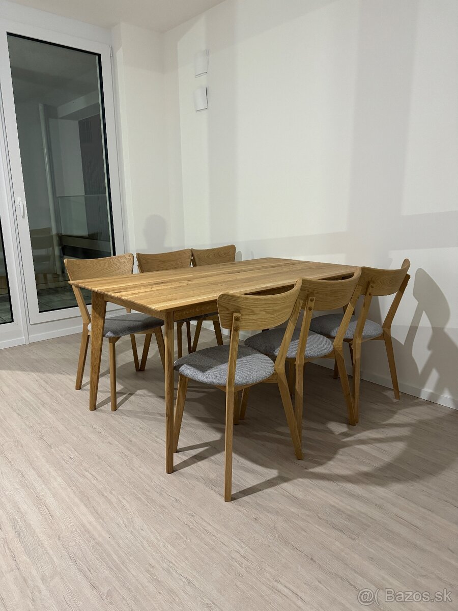 Masívny dubový stôl so 6 stoličkami