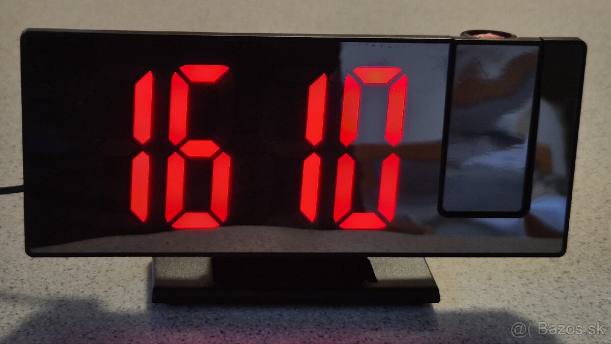 Hodiny a budík s projektorom času