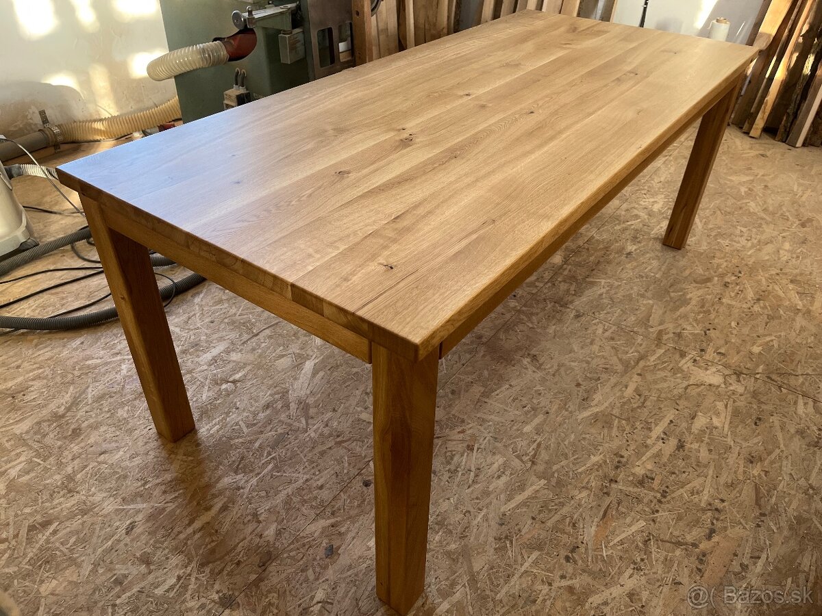 Drevený dubový jedálenský stôl