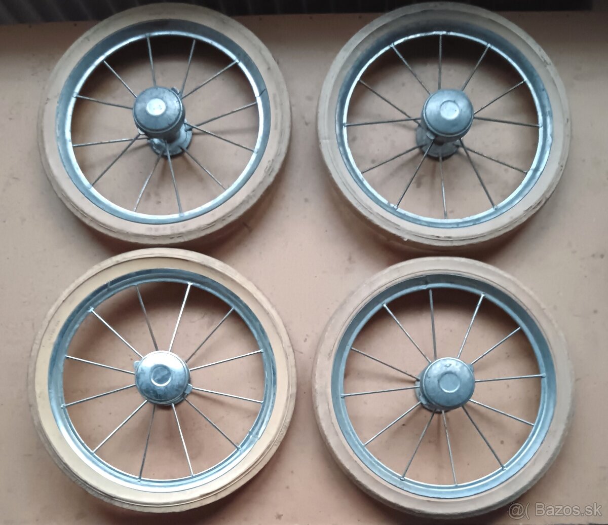 Starý kočík, kolieska, blatníky