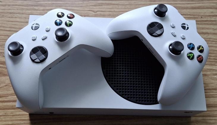 Xbox Series S 512 GB + 2 ovladače//////// 170€€€€€€€