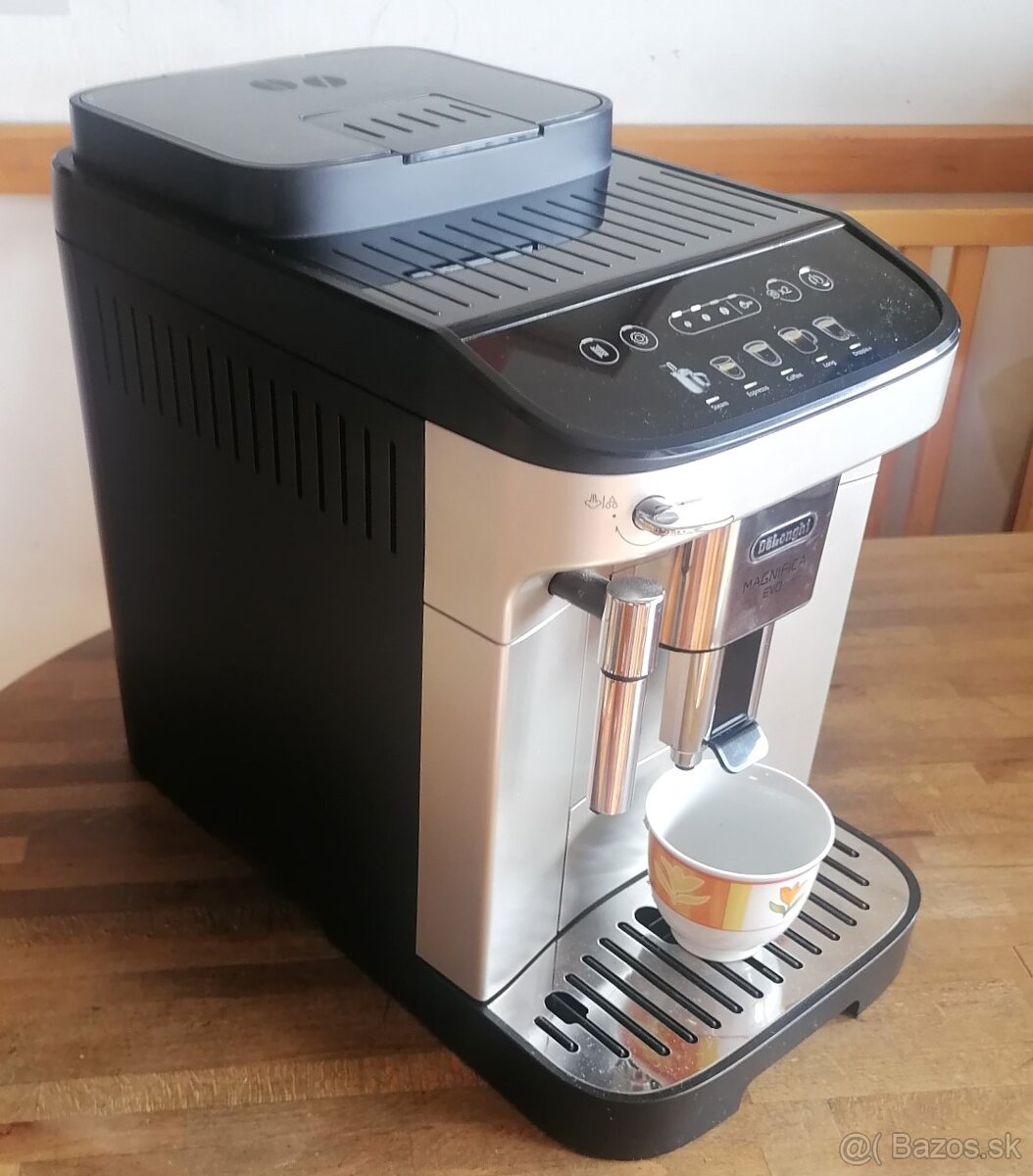 Automatický kávovar DeLonghi Magnifica Evo.