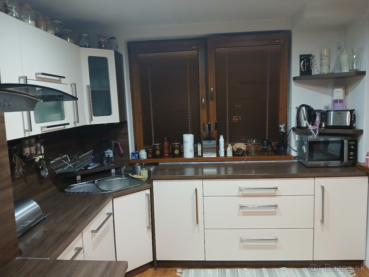 Používaná kuchyňa so spotrebičmi a jedálenským stolom