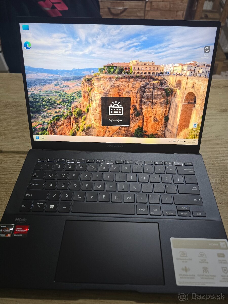ASUS Zenbook 14 model 2025 v Top Stave s Ryzen 5 procesorom