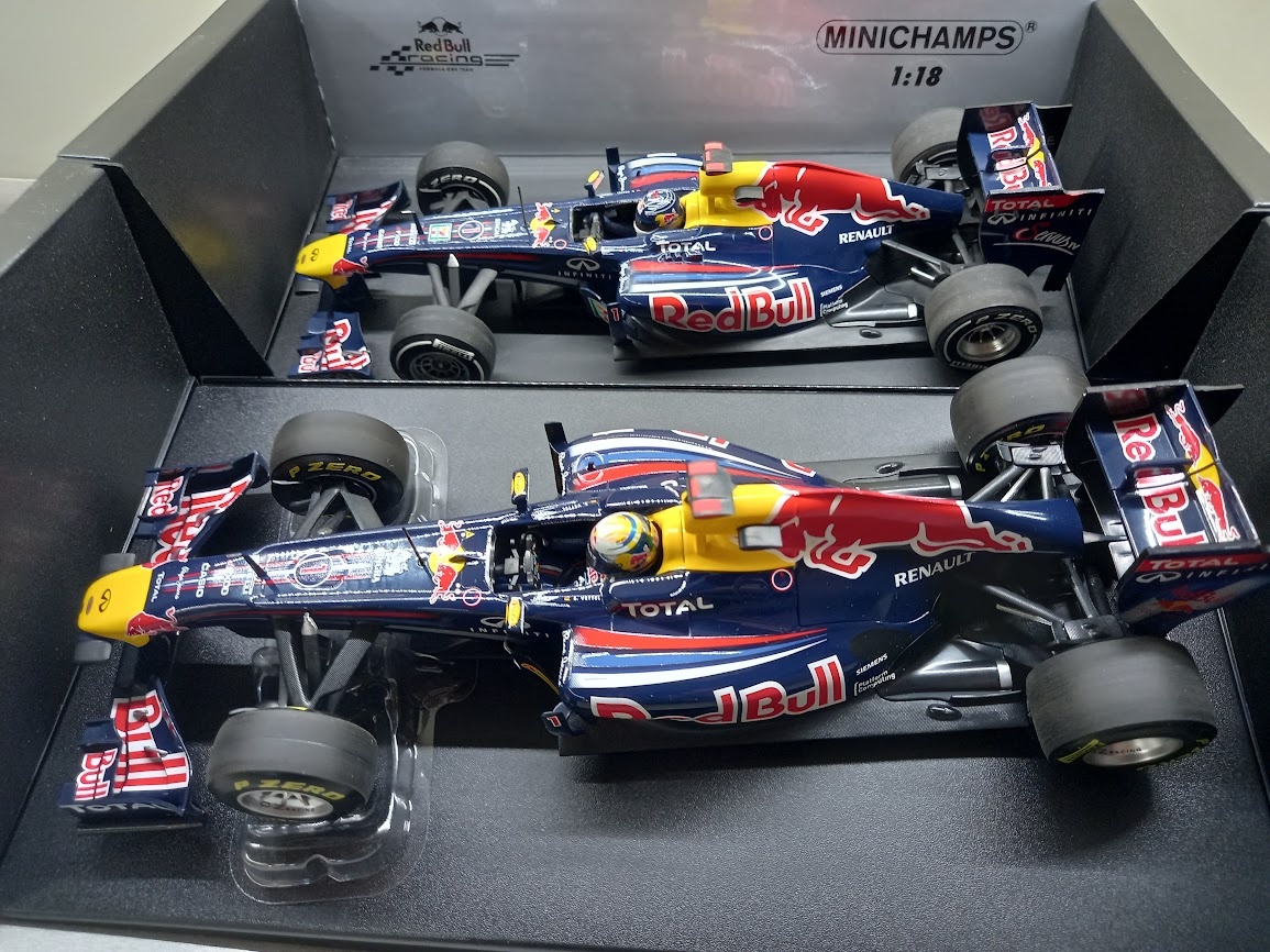 2X F1 RED BULL RB7 A RB7 JAPAN 2011 VETTEL MINICHAMPS 1:18