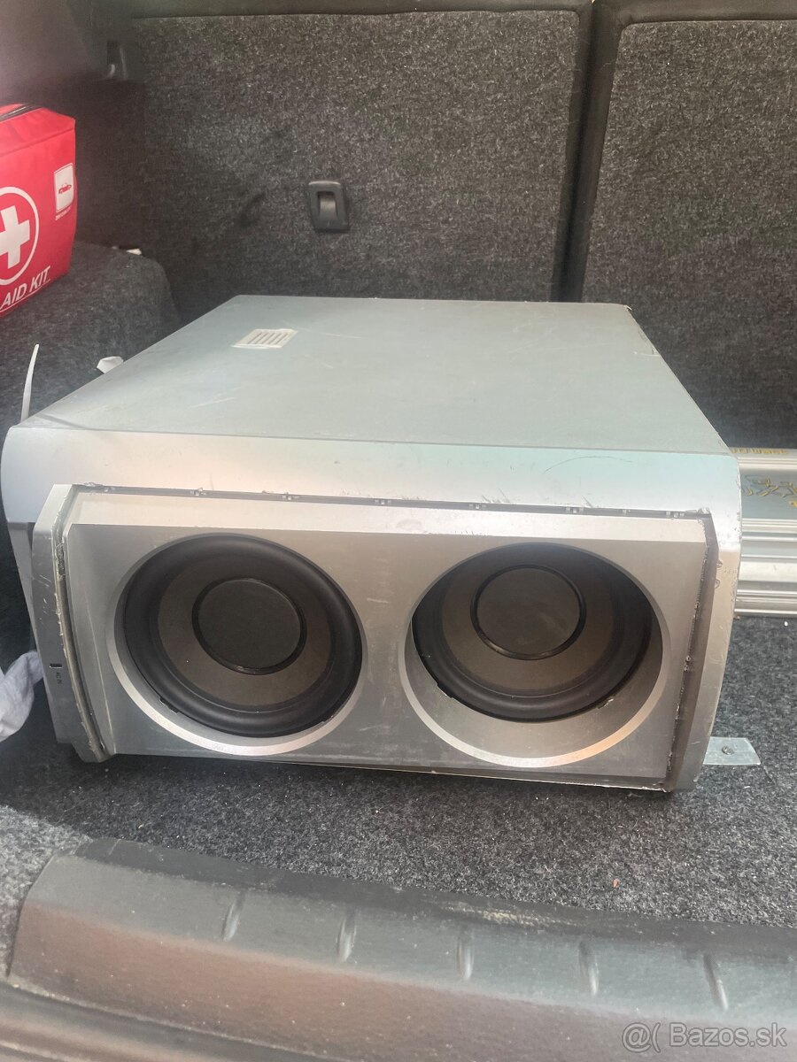 Subwoofer so zosilňovačom do auta
