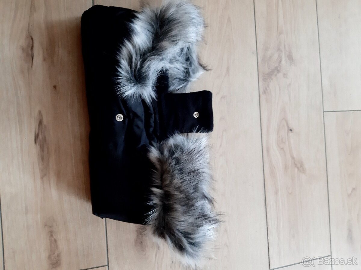 Čierný rukávnik s kožušinou na kočík