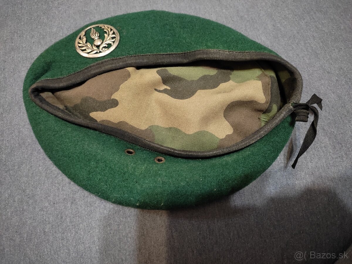 Čiapka francúzska cudzinecká legia strieborný odznak