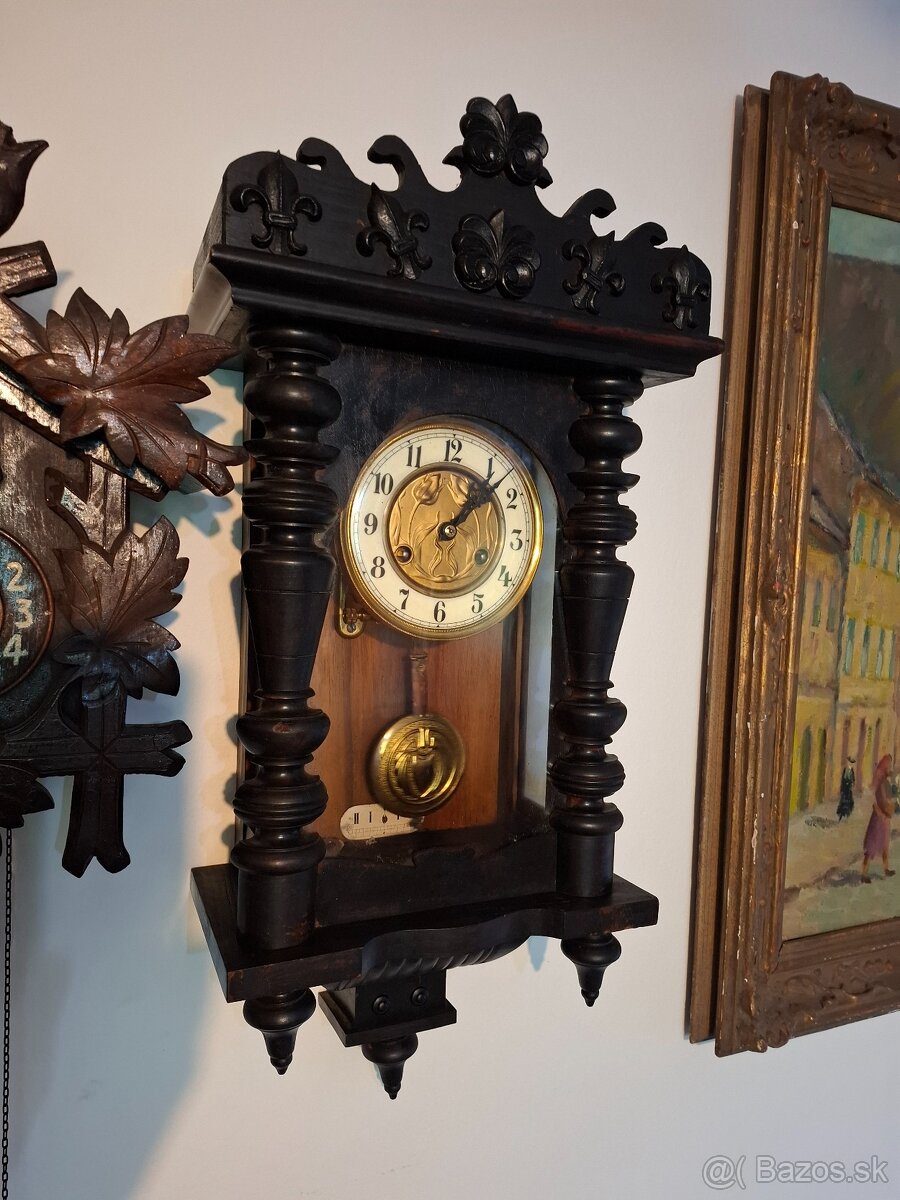 Predám funkčné starožitné nástenné hodiny Junghans zdobené s