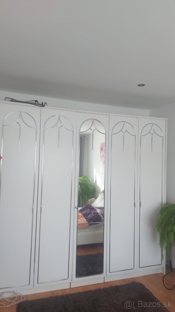 Šatníková skriňa