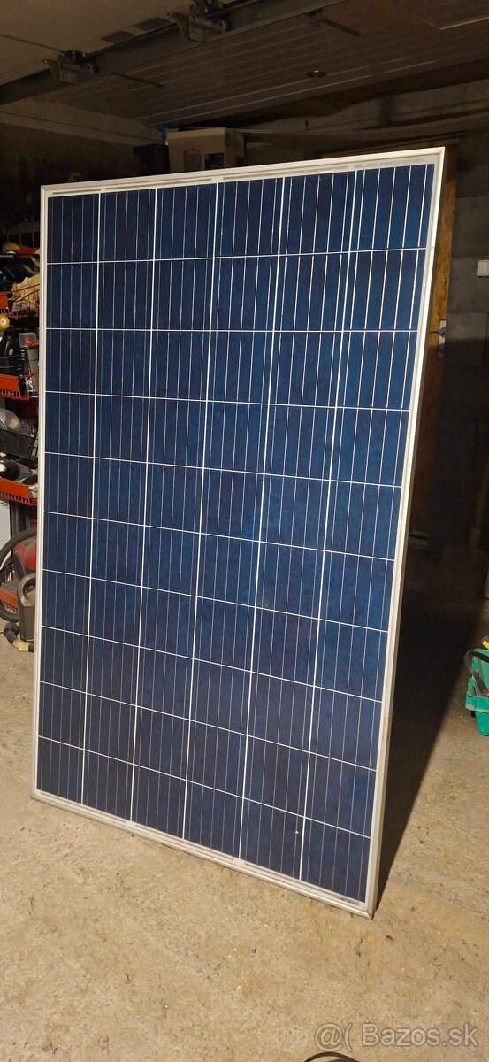 12x 270W solárnych fotovoltaických panelov