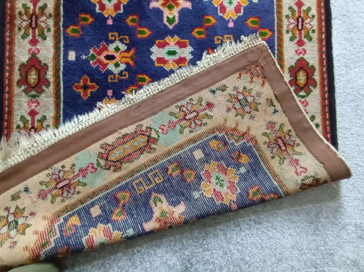starý kvalitný vlnený koberec