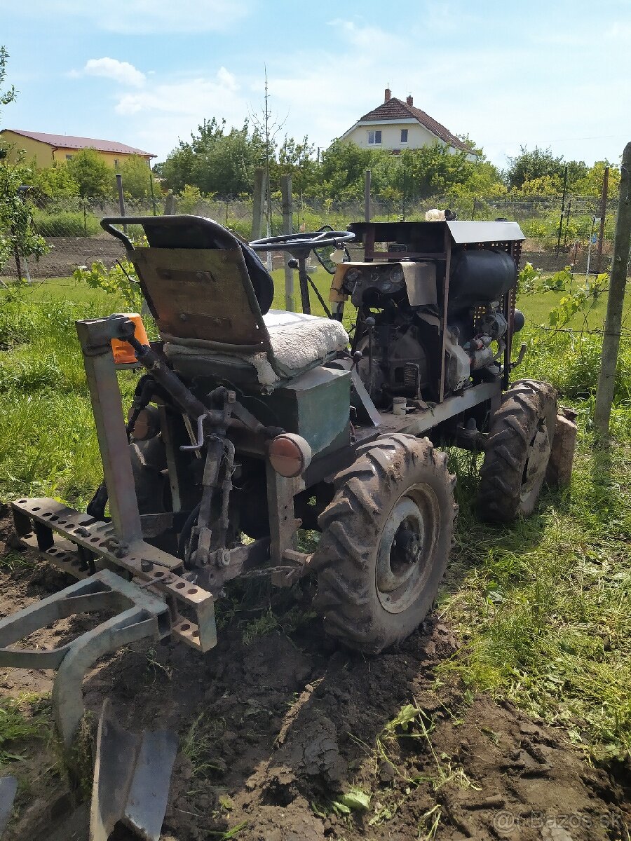 Naftový silný, úzky traktor 4x4