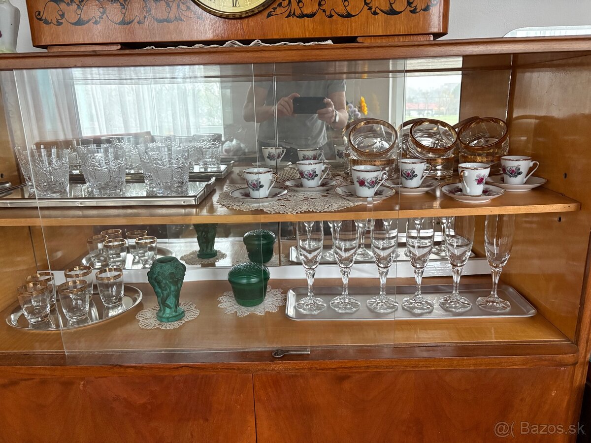 Starozitna vitrina