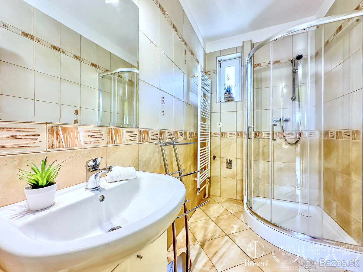 BOSEN | Zrekonštruovaný rodinný dom s dvomi garážami, 402m2.