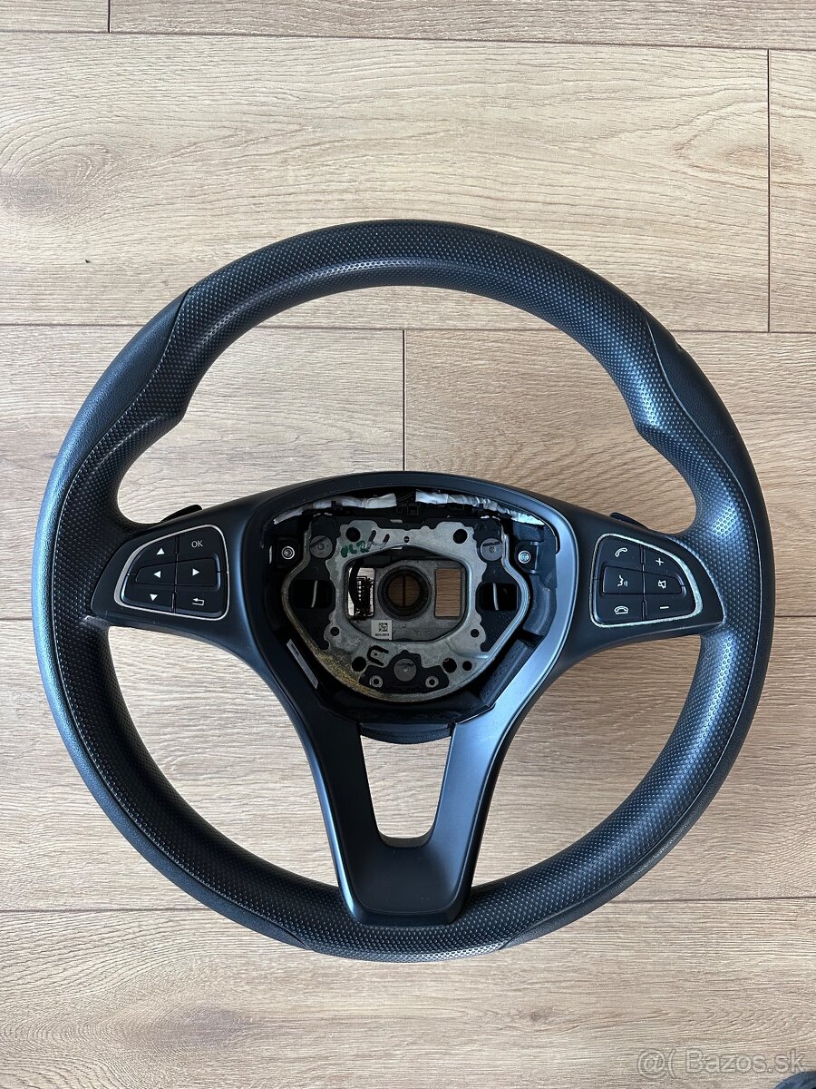 Mercedes volant NOVÉ