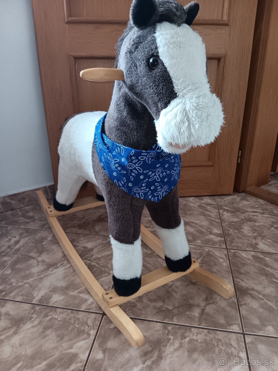 Hojdací koník so zvukovým efektom.