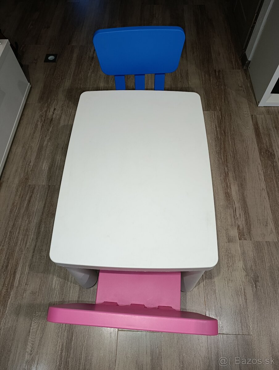 Detský stolík a dve stolicky