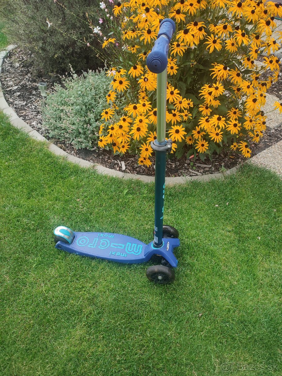 Kolobežka Maxi Micro LED Navy Blue