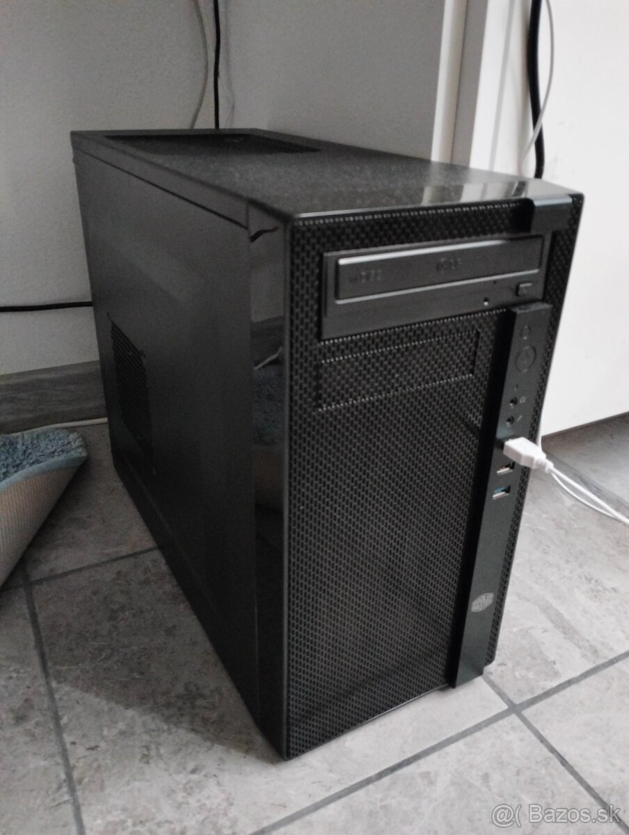 Cooler Master N200 s komponentami
